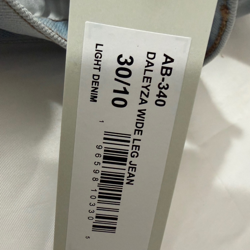 JustUSA Daleyza Wide Leg Jeans Light Wash Raw Hem Size 30/10 NEW - Picture 9 of 9